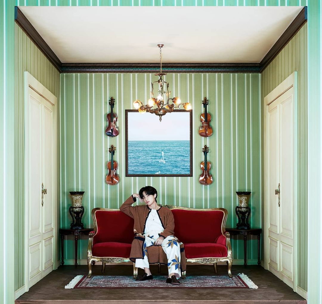 ⠀
#BTS #방탄소년단 #BTS_BE Concept Photo – 뷔 (V)
⠀
#Curated_by_BTS #V #뷔…