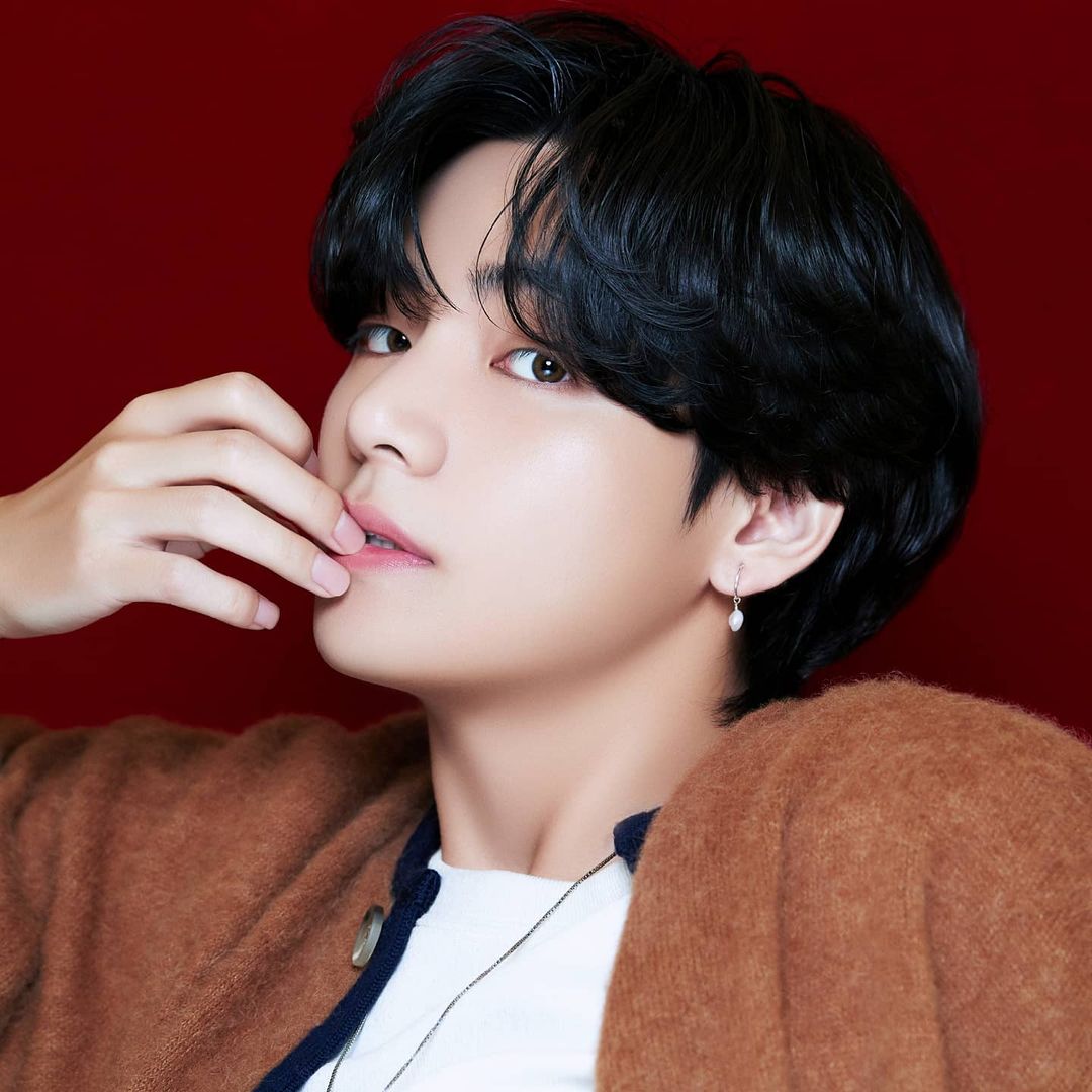 ⠀
#BTS #방탄소년단 #BTS_BE Concept Photo – 뷔 (V)
⠀
#Curated_by_BTS #V #뷔…