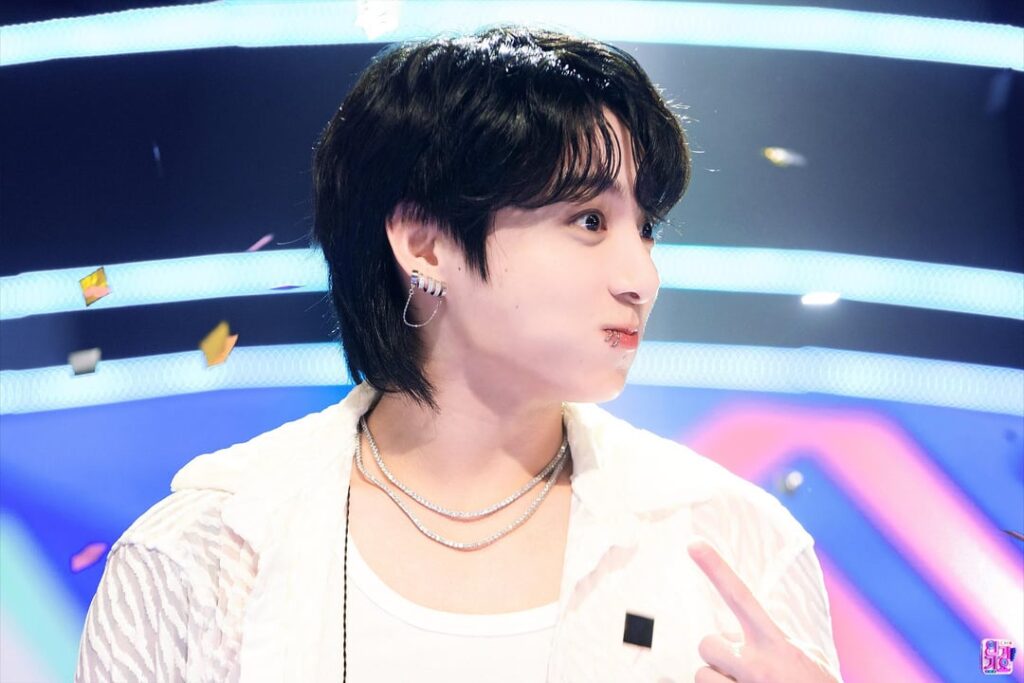 [SBS Inkigayo] Jung Kook - Seven (feat. Latto) photos - 310723