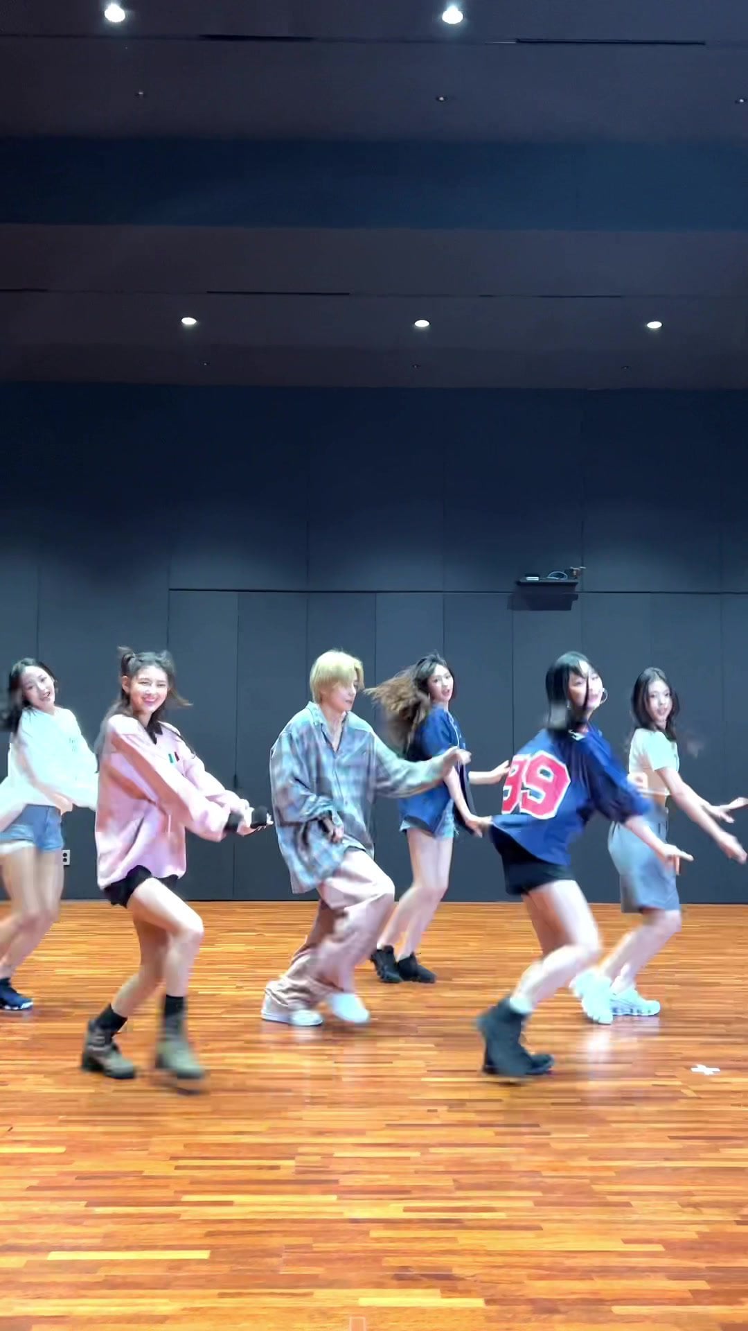 230822 NewJeans on TikTok: Hype Boy Dance Challenge with V