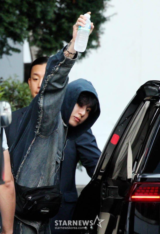 [KMedia] Jungkook arriving at Inkigayo for his recording - 300723