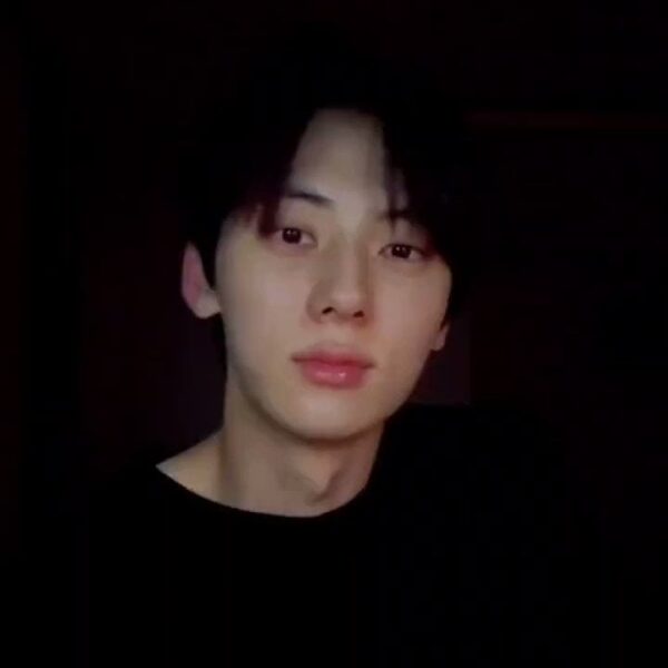 230803 Hwang Minhyun mentioned SUGA & being on SUCHWITA on his recent Weverse Live