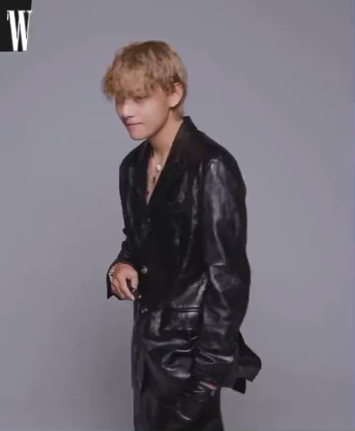 [W Korea] BTS V's 10 Selfie Poses - 140823