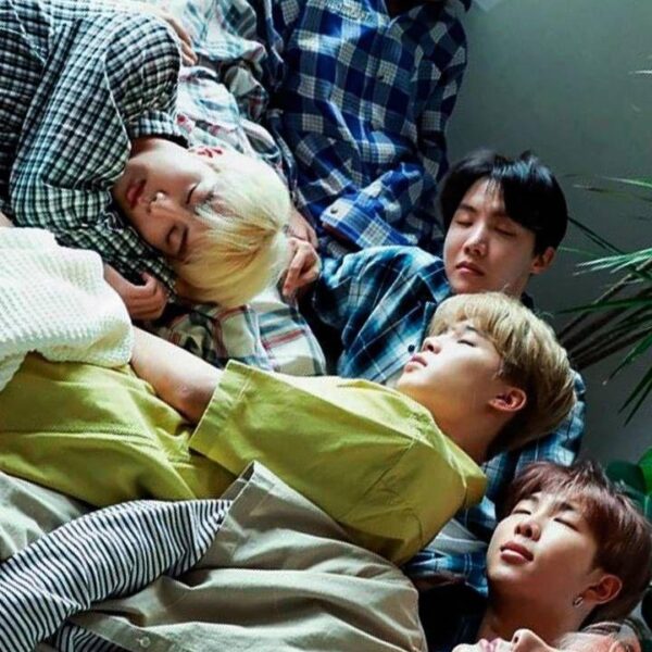 MODS ARE ASLEEP! Please share your favourite pics and gifs of BTS sleeping to celebrate 🥰
