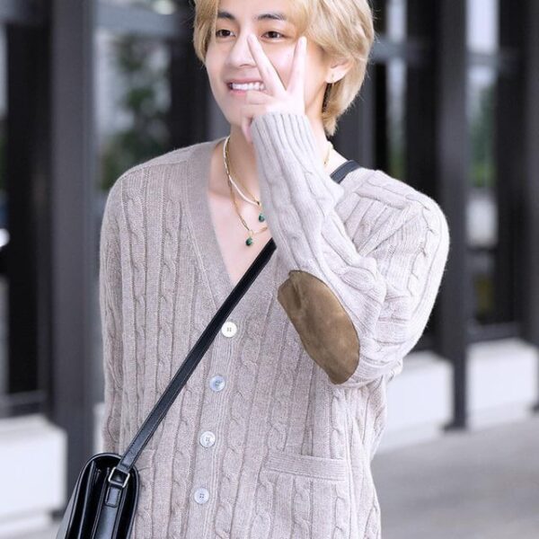 [KMedia] Taehyung Gimpo Airport departure photos - 220823