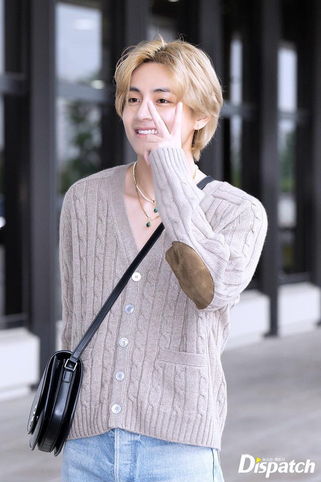 [KMedia] Taehyung Gimpo Airport departure photos - 220823