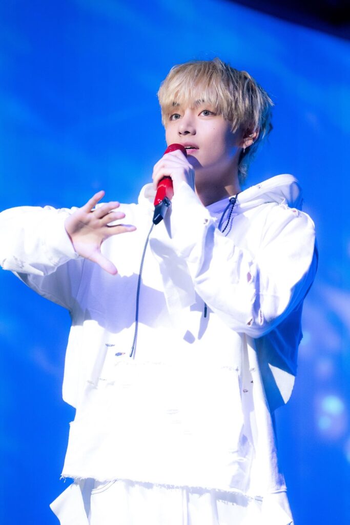 [SBS Inkigayo] More Photos of V performing “Slow Dancing” & “Rainy Days” - 110923