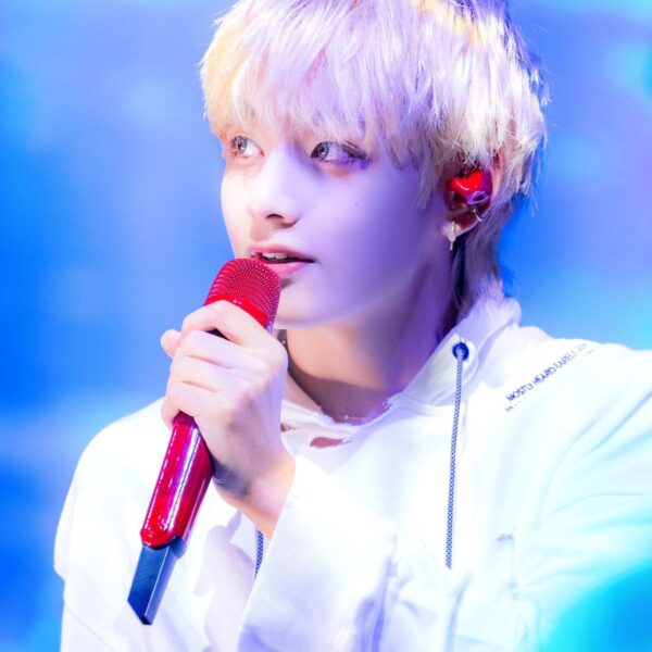 230921 V's "Layover" has surpassed 2 million copies sold on Circle (Gaon), the first album by a soloist to do so (2,010,678)!