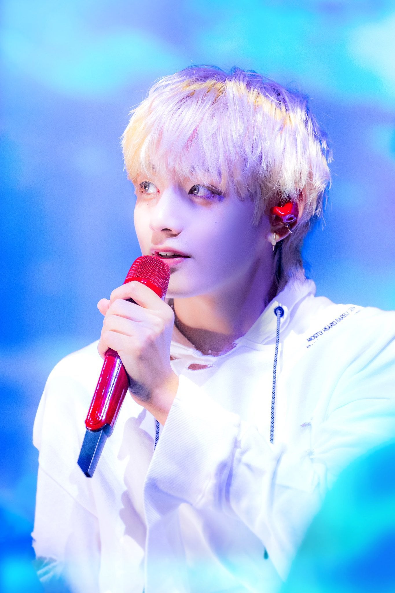230921 V's "Layover" has surpassed 2 million copies sold on Circle (Gaon), the first album by a soloist to do so (2,010,678)!