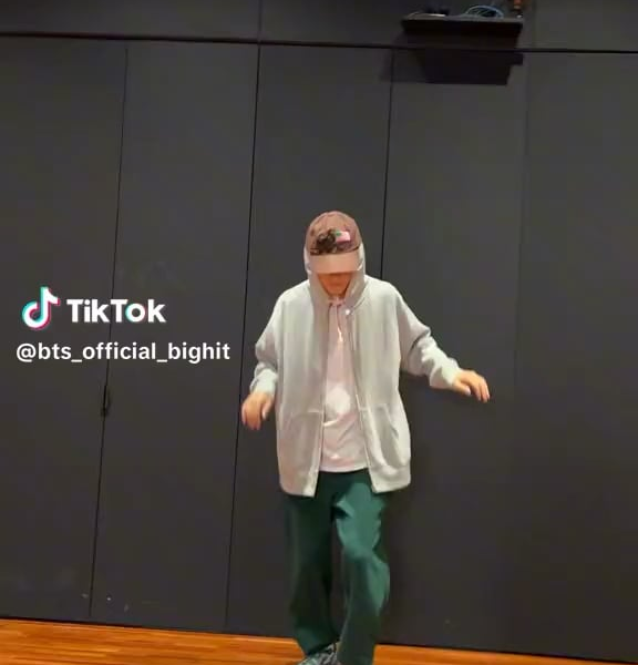 [BTS TikTok] Taehyung with NewJeans: ‘Slow Dancing’ Dance Challenge - 150923
