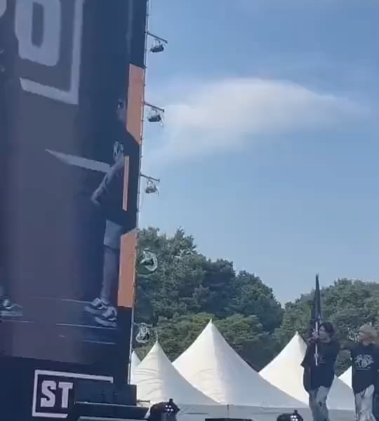 Taehyung was on stage at Park Hyoshin's fanmeeting - 090923