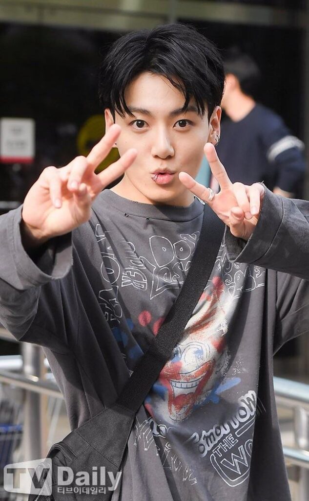 [KMedia] Jungkook leaving the prerecording for Music Bank - 131023
