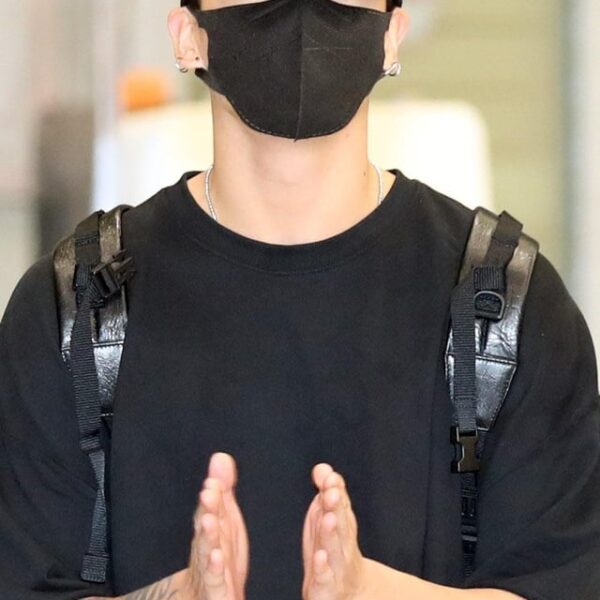 [Kmedia] Jungkook’s airport arrival photos - 101023