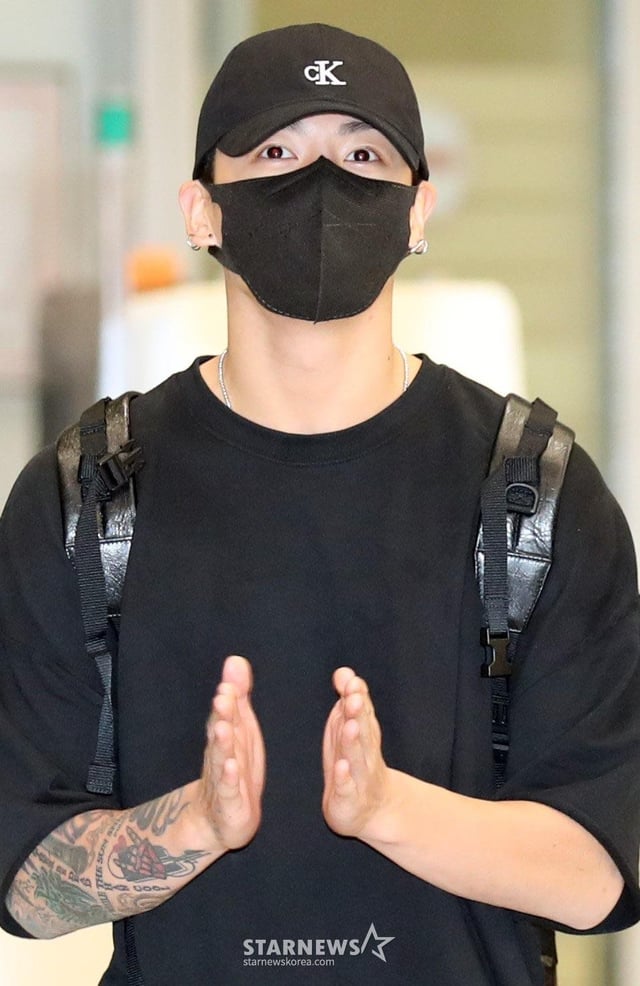 [Kmedia] Jungkook’s airport arrival photos - 101023