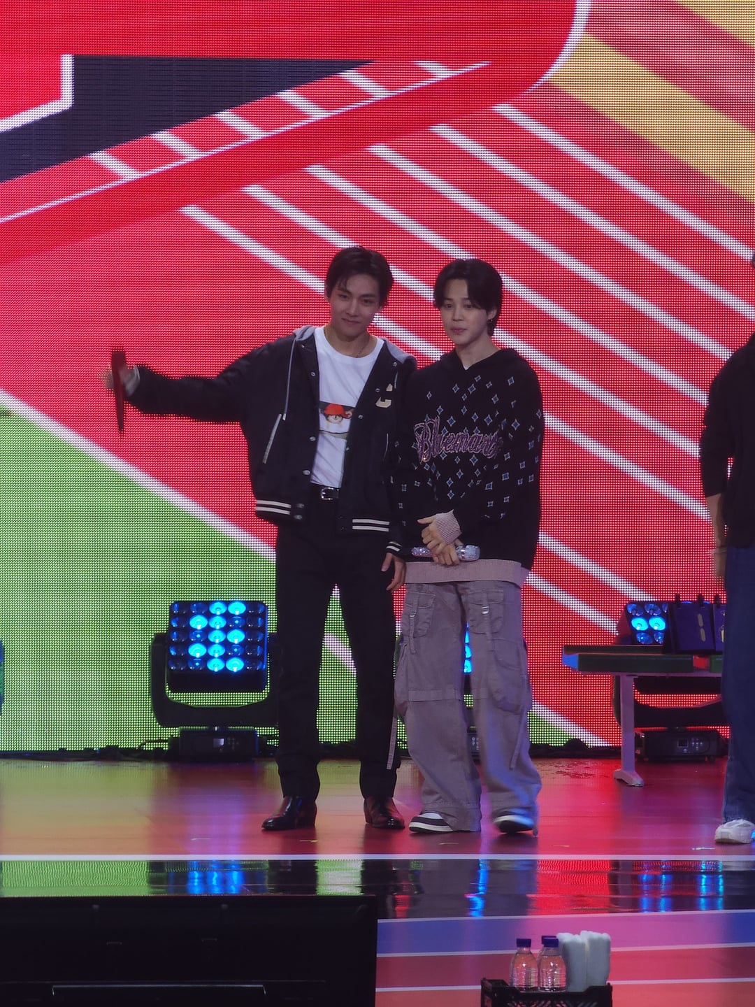 Jimin makes an appearance at Taehyung's fan meeting - 141023