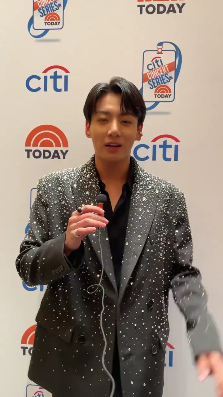 [TODAY] good morning. we’re so ready to see Jung Kook on our TODAY plaza!!!! - 081123