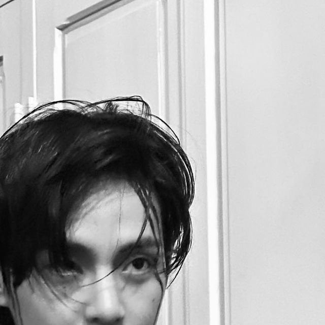 231210 V on Instagram