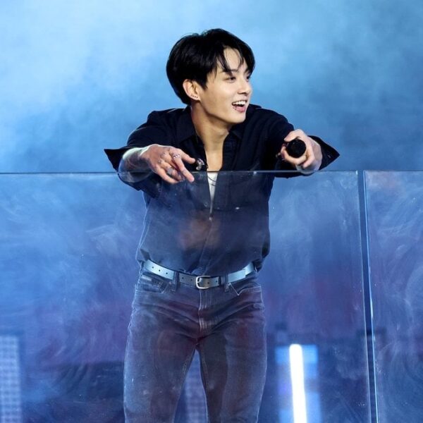 240128 American Top 40: On American Top 40 this week, our only debut is “Standing Next To You” by Jung Kook feat. Usher, giving Jung Kook 3 hits this wk