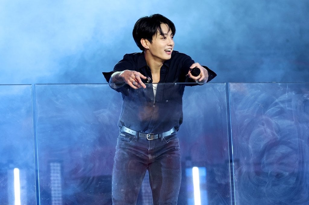 240128 American Top 40: On American Top 40 this week, our only debut is “Standing Next To You” by Jung Kook feat. Usher, giving Jung Kook 3 hits this wk