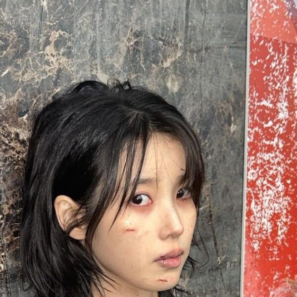 240125 IU on Instagram (with V)