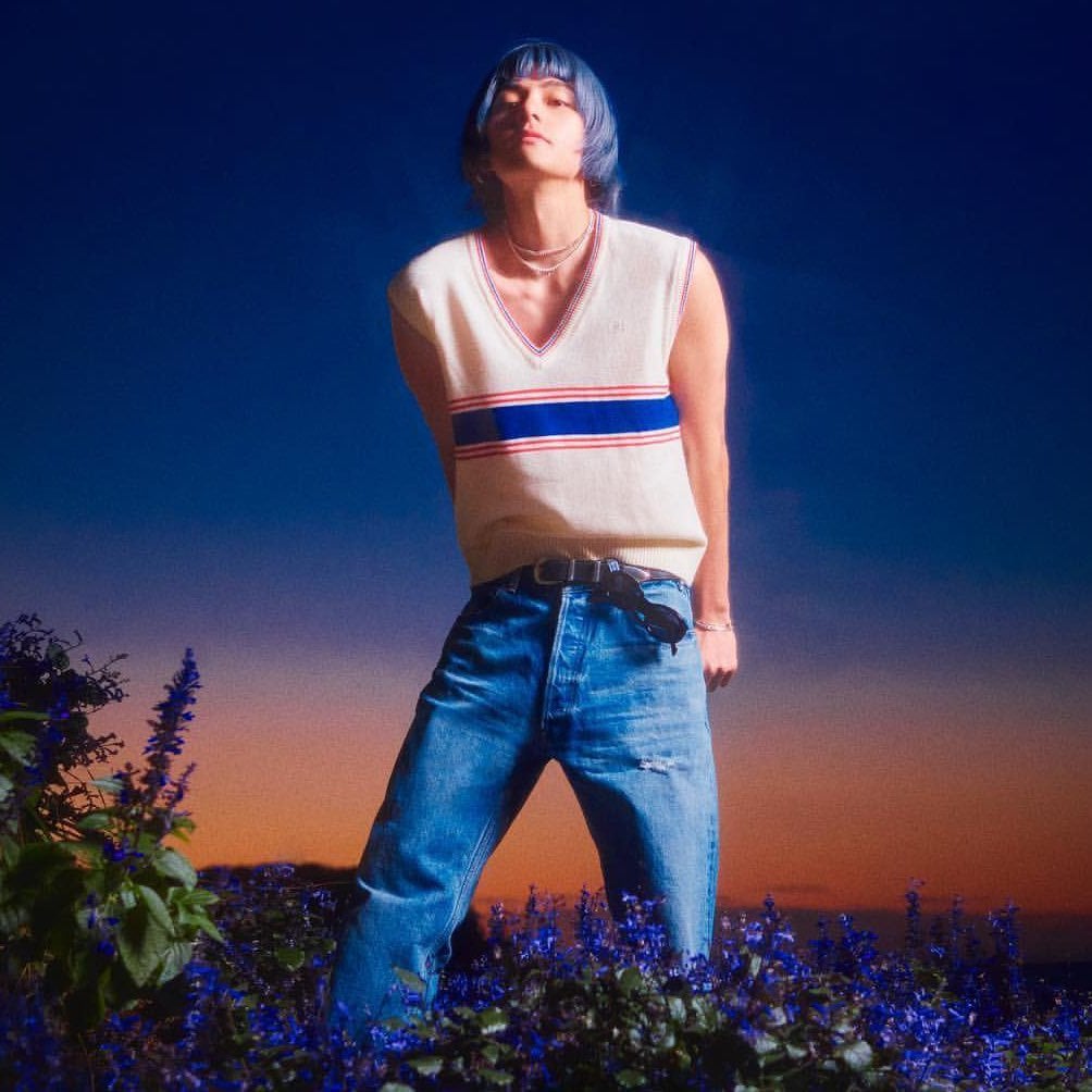 240119 V has surpassed 2.1 BILLION streams across all credits on his Spotify!