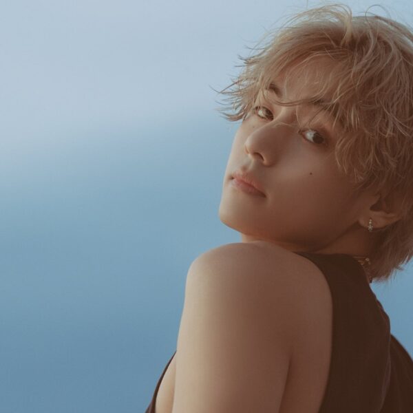 V's "Slow Dancing" has surpassed 300 million streams on Spotify. - 150224
