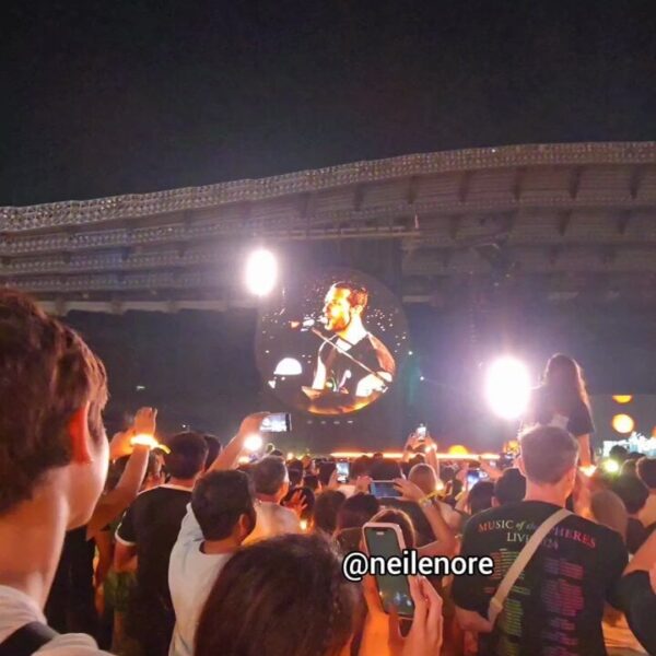 240203 Chris Martin sang a part of Jin’s “The Astronaut” as the outro to “Fix You” at the first night of Coldplay’s Bangkok shows