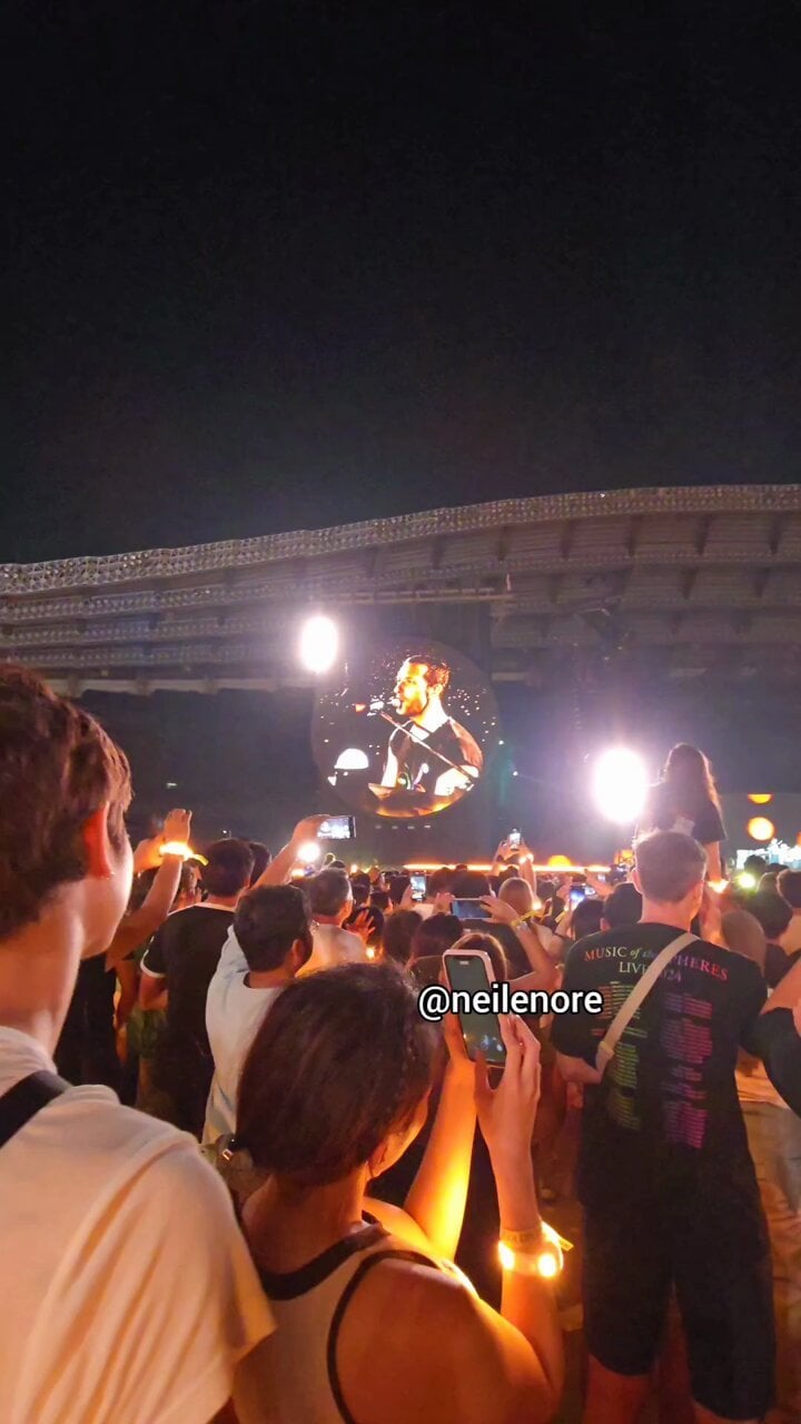 240203 Chris Martin sang a part of Jin’s “The Astronaut” as the outro to “Fix You” at the first night of Coldplay’s Bangkok shows