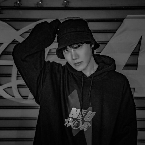 [HYPEBEAST] Take a look at exclusive behind-the-scenes flicks from the making of J-Hope’s new dance docuseries ‘Hope on the Street’ - 280324