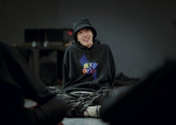 240329 Seoul Daily: BTS j-hope releases new album today (29th) "Good music makes good dance" (includes handwritten letter from j-hope)