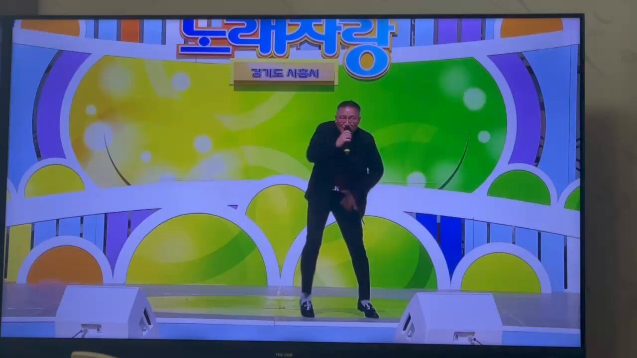 240407 A 62 yr old Korean man signing BTS' Fire on the National Singing Contest (전국노래자랑)