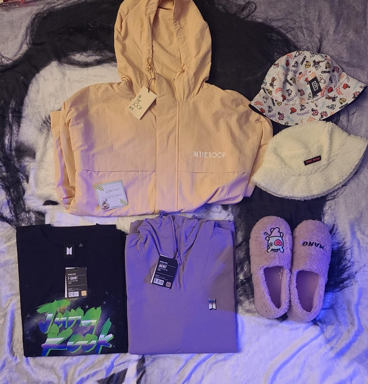 WTS USA/Worldwide BTS Clothing, Magazines, Photos/Photobooks, DVDs, Photocards, D-day PCs/POBs, Albums, Miscellaneous