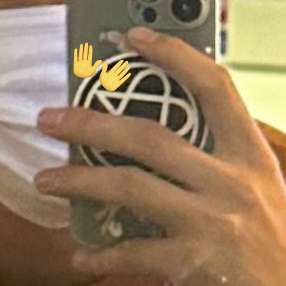 Army spots a familiar photo in Tae's phone case