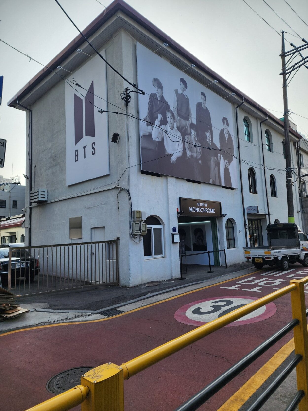K-ARMY spots Monochrome pop up 250424