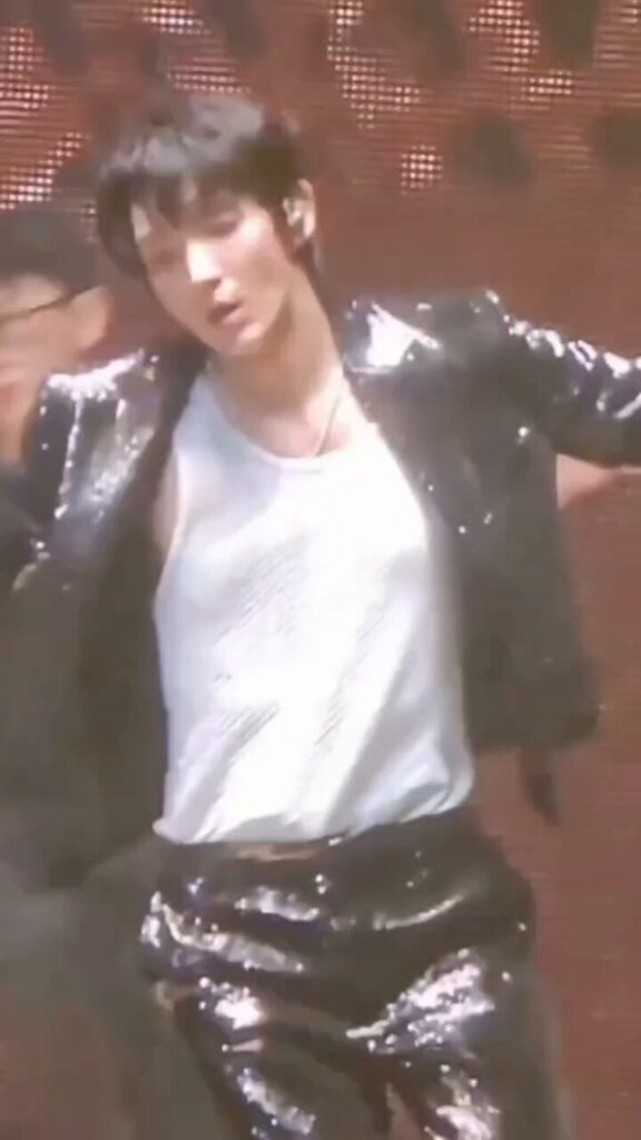 240512 Actor Lee Joongi did a cover of Jungkook’s “Standing Next To You” at his fanmeeting in Seoul