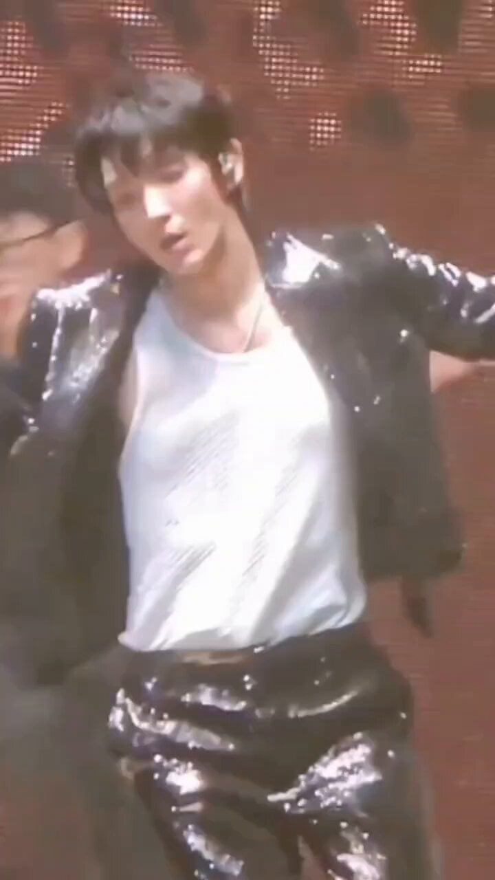 240512 Actor Lee Joongi did a cover of Jungkook’s “Standing Next To You” at his fanmeeting in Seoul