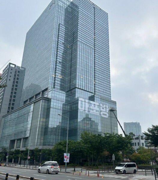 240611 BTS Mural currently being painted outside Hybe building for their 11th anniversary