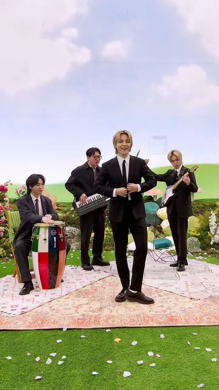 [BTS Official TikTok] Jimin with Pdogg, EVAN and GHSTLOOP: 'Smeraldo Garden Marching Band' Dance Challenge - 010724