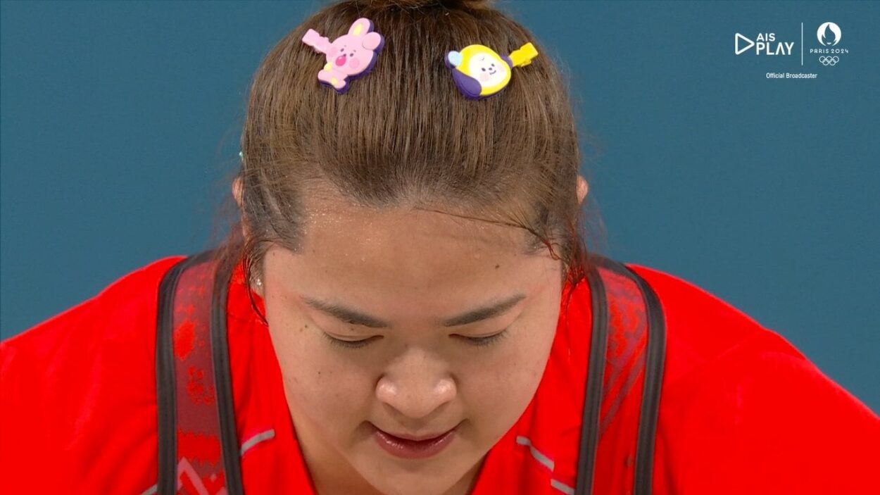 240811 Duangaksorn Chaidee, a Thai weightlifter, wore Cooky and Chimmy hair clips during the Women's +81kg final at the 2024 Paris Olympics