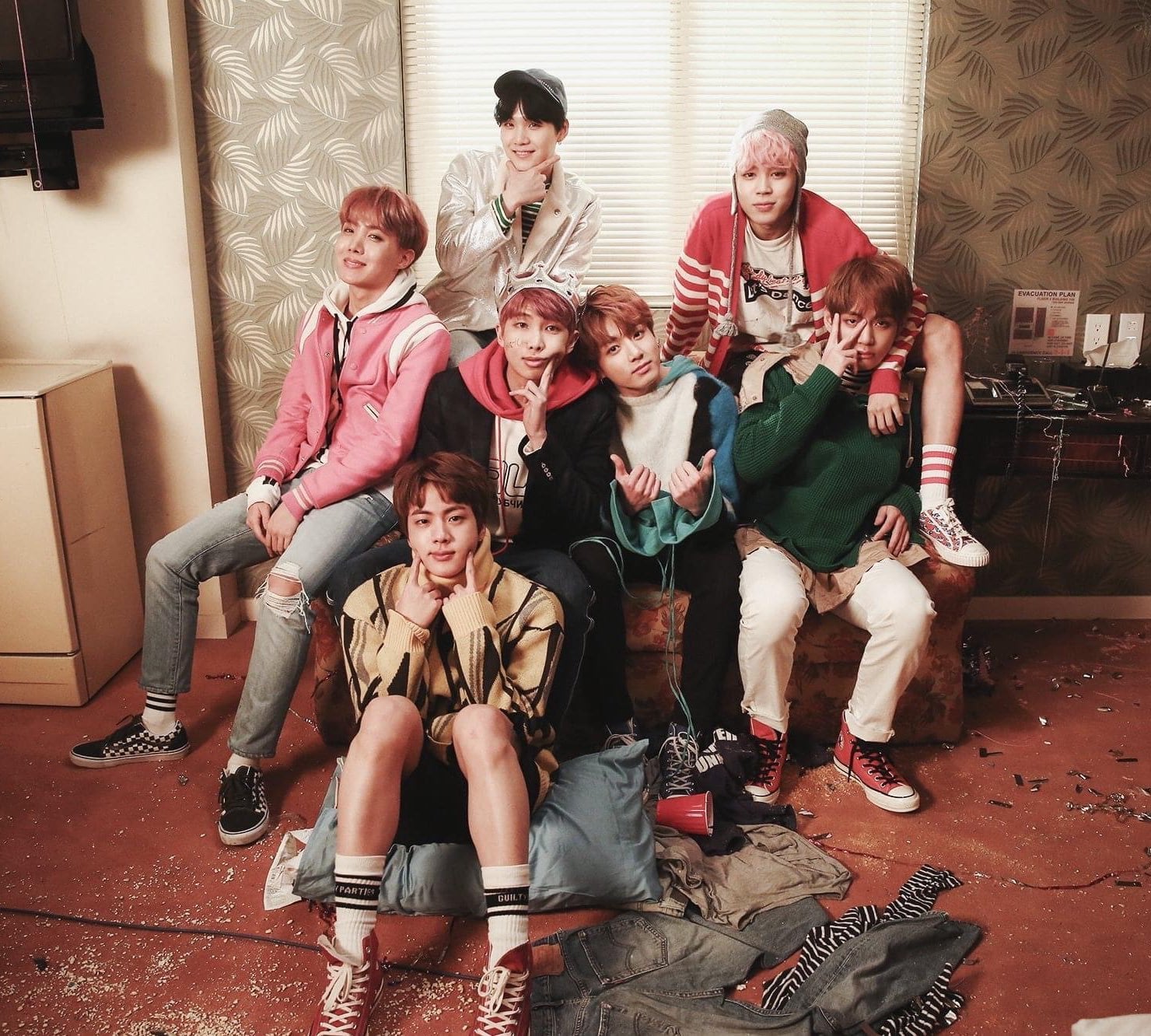 241016 Melon Milestones: "Spring Day" has now spent 400 consecutive weeks on Melon Weekly Chart, first song in the platform's history to achieve this