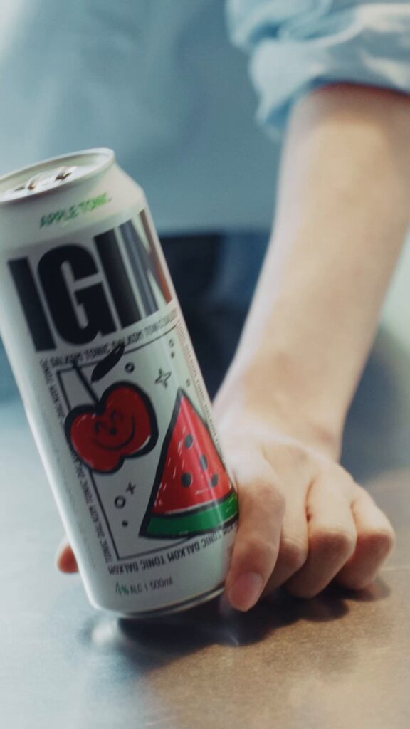 250528 IGIN on Twitter: A sip of IGIN Apple Tonic on a languid day… By the way, don’t you think the can looks prettier because the hand holding it looks pretty?