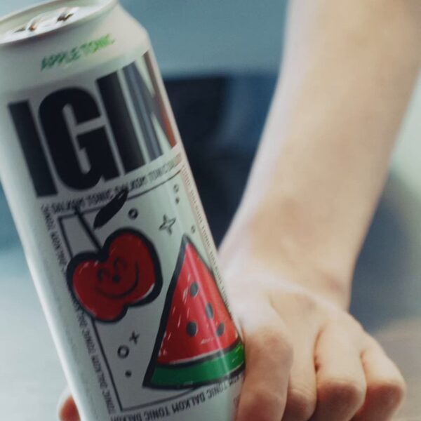 250528 IGIN on Twitter: A sip of IGIN Apple Tonic on a languid day… By the way, don’t you think the can looks prettier because the hand holding it looks pretty?