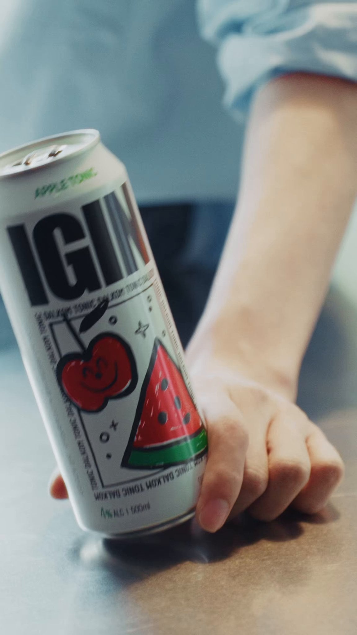 250528 IGIN on Twitter: A sip of IGIN Apple Tonic on a languid day… By the way, don’t you think the can looks prettier because the hand holding it looks pretty?