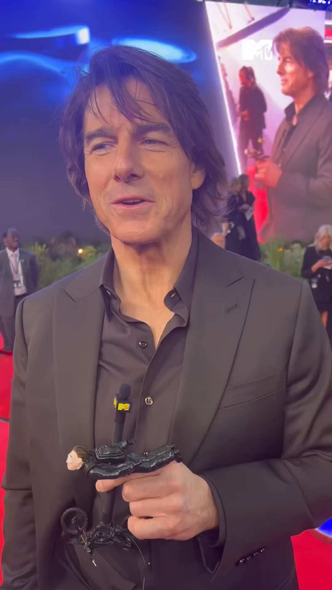 MTV UK Twitter with Tom Cruise (talking about Run Jin)  - 160525