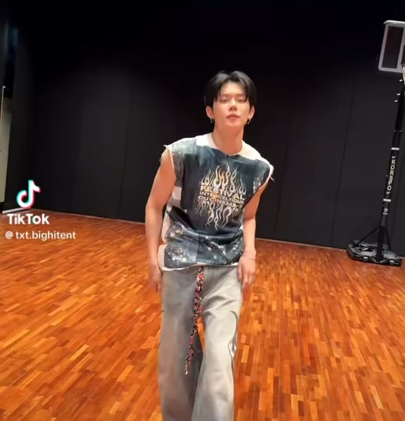 TXT Yeonjun TikTok with Hobi: ‘Love Language’ Dance Challenge - 190525