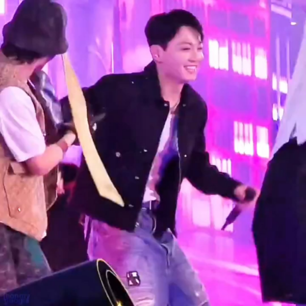 Army notices a cute moment between Hobi and JK on stage