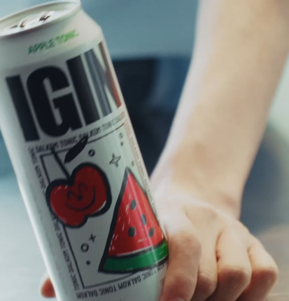 [IGIN Twitter] A sip of IGIN Apple Tonic on a languid day… By the way, don’t you think the can looks prettier because the hand holding it looks pretty? - 280525