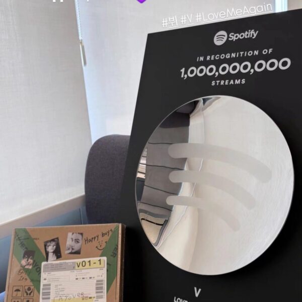 [BTS Official IG Stories] V’s Spotify Billion Streams plaque for "Love Me Again" - 070525