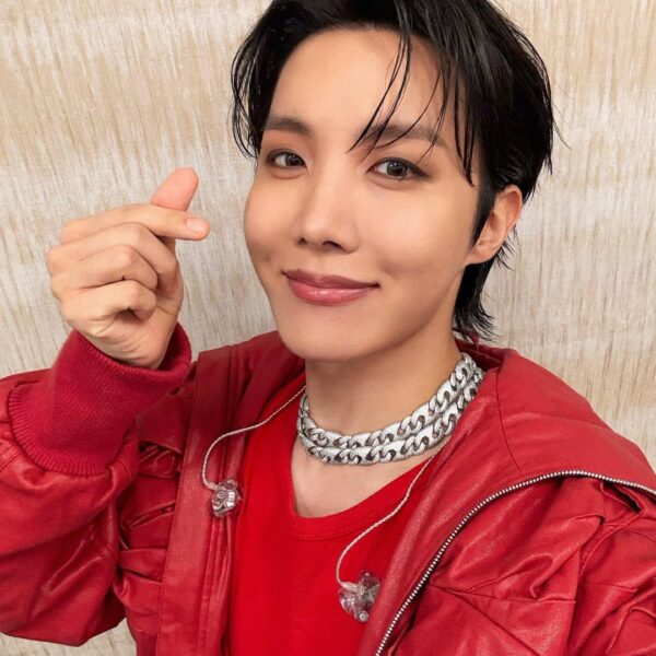 [BTS Official on Twitter] Today’s Bangtan with Hobi @ HOPE ON THE STAGE - Macau Day 2 - 180525