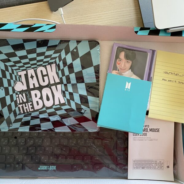 [GIVEAWAY] [Canada & Europe] Hobi's Merch Box